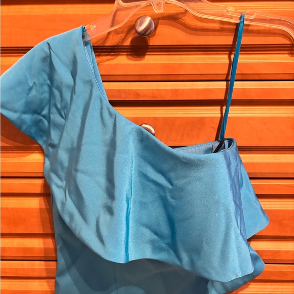 NEW WITH TAGS One shoulder turquoise top with ruffle detail by Ashley Lauren - Picture 3 of 4